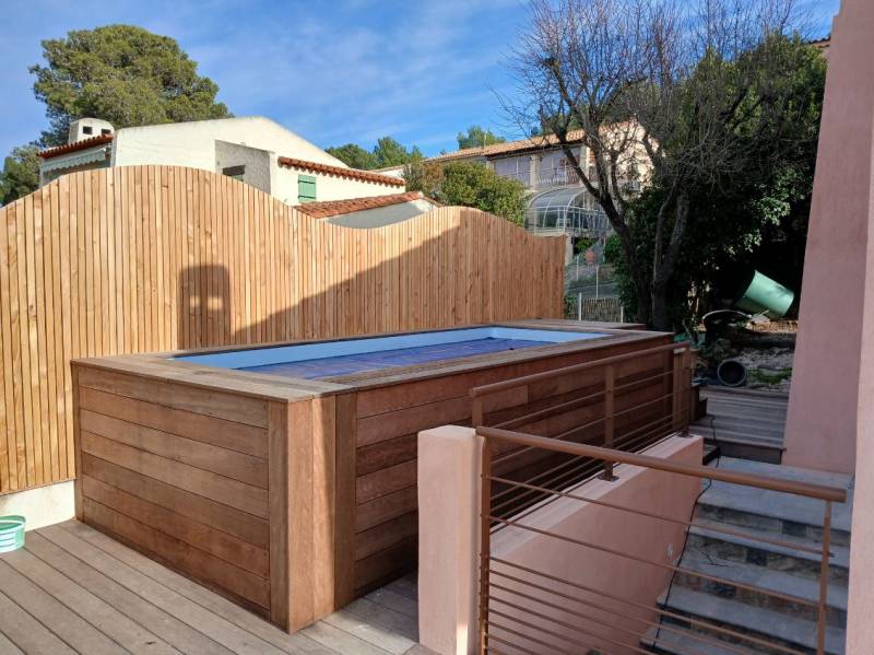 Installation d'une mini-piscine en bois sur un toit-terrasse dans le département du Var