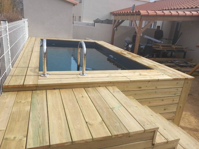 Installation d'une petite piscine bois dans un espace exigu à l'arrière d'une villa deux faces, près de Perpignan