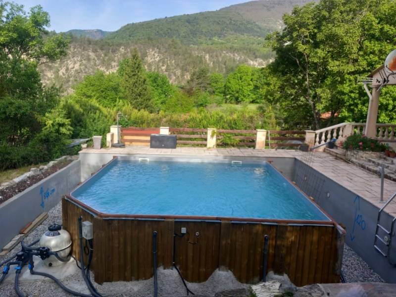 Fabrication d'une piscine en bois sur mesure de forme carrée avec un pan coupé sur les hauteurs de Nice
