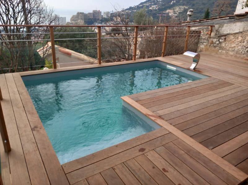 Installation d'une piscine en bois sur mesure en forme de L à Beausoleil dans le département des Alpes-Maritimes