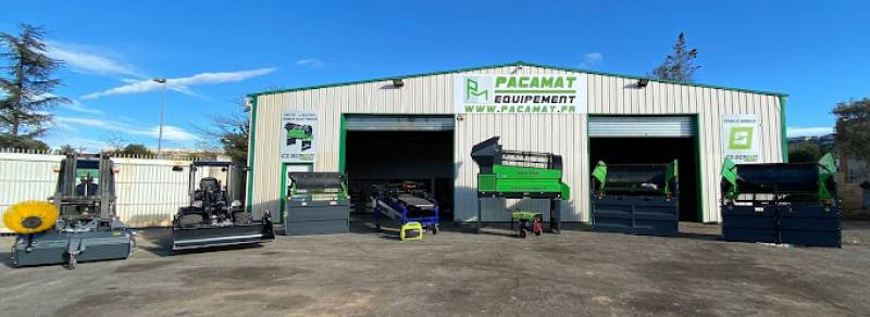 Comment utiliser des engins de chantier de la société PACAMAT pour  installer des piscines en bois sur mesure près de Marseille