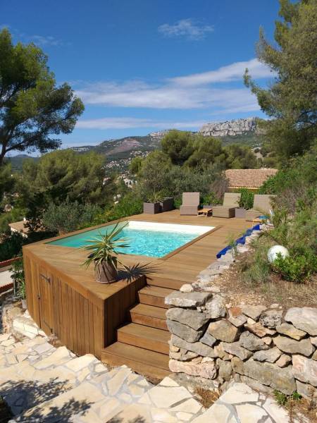 Piscine hors sol avec structure et escalier en bois dans la région provence alpes cote d'azur