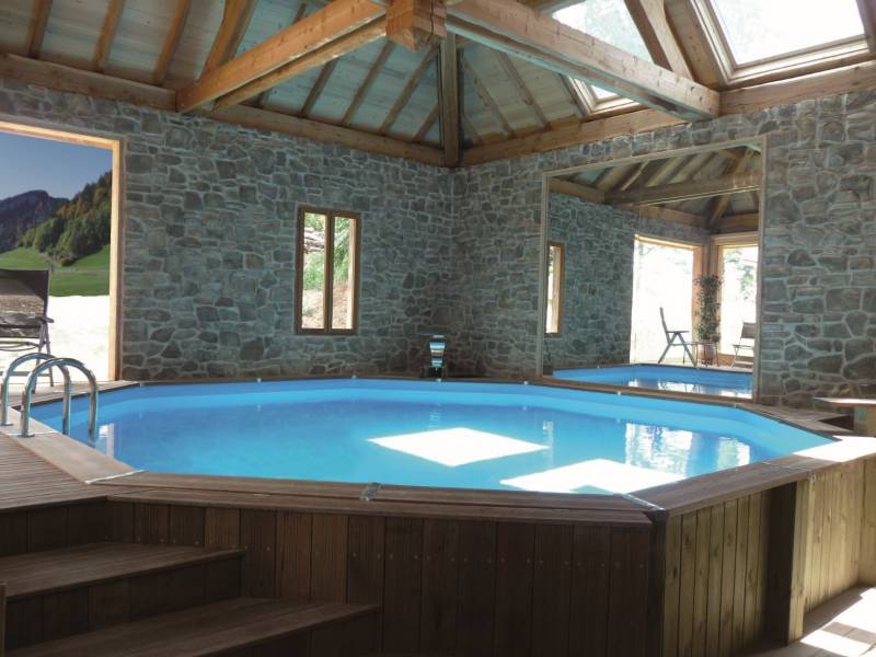 Piscine bois LE BON BAIN, modèle TUPAI hors-sol en intérieur